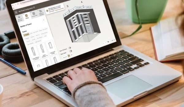 person using the hi-tech 3d configurator