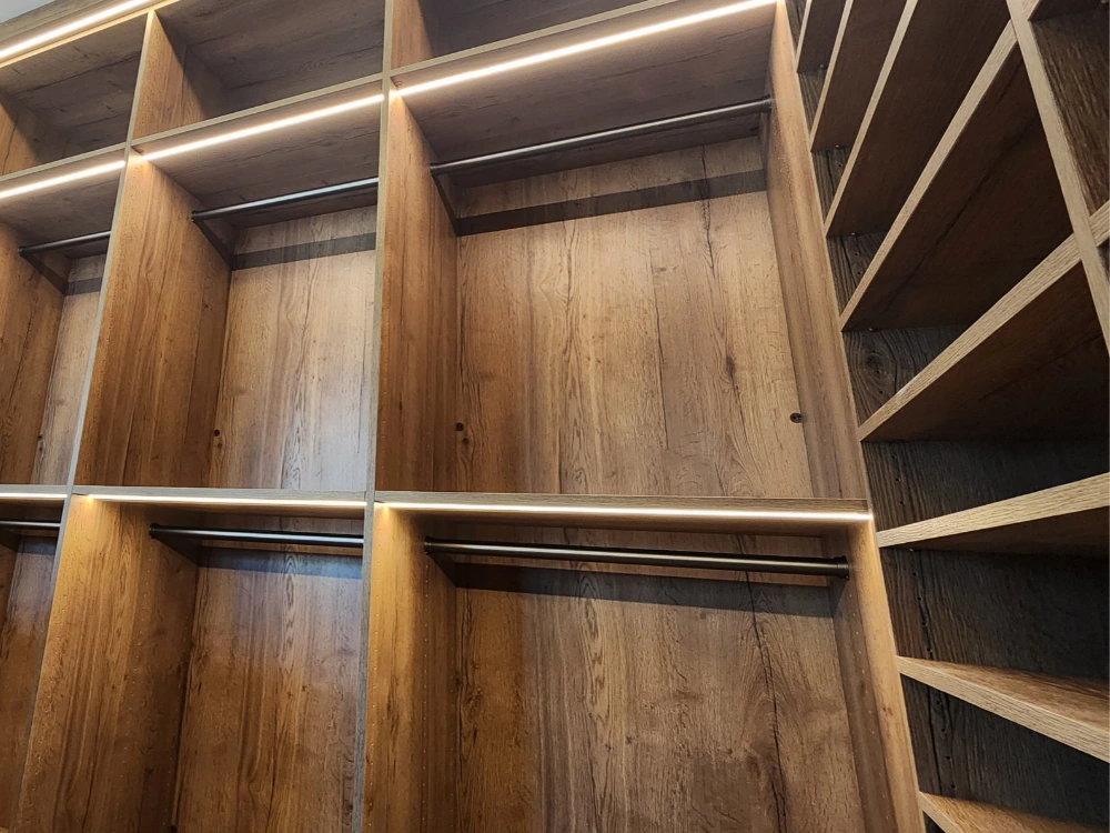 seamless-closet-design premium closet with lights and seamless construction.